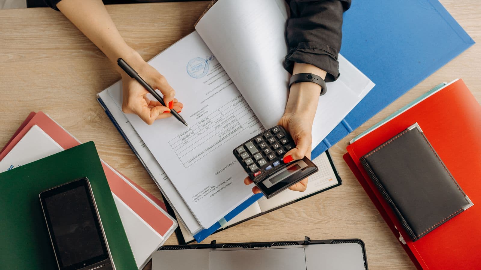 Documente financiare și calculator verificate pe un birou