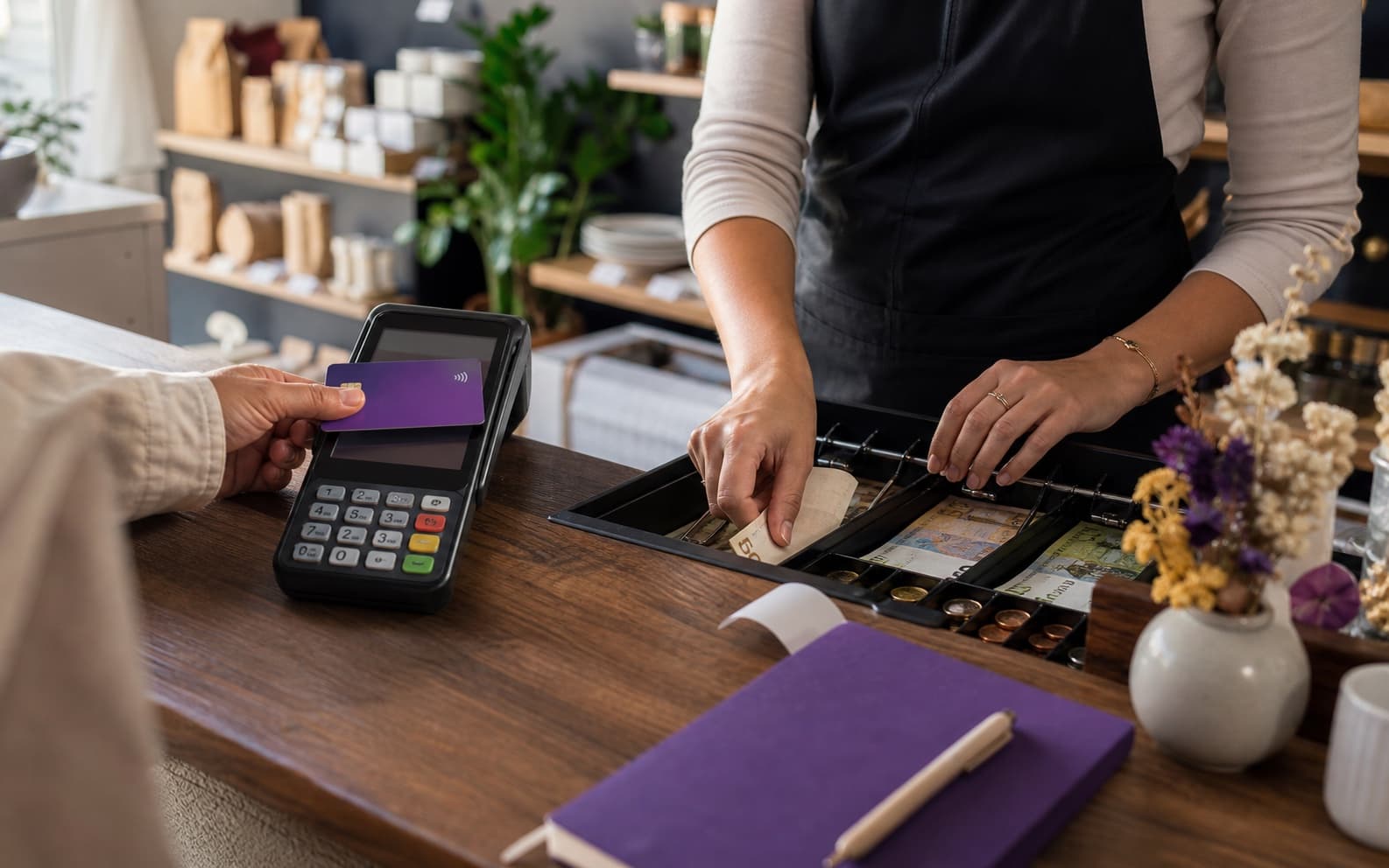 Comerciant care acceptă o plată digitală la punctul de vânzare